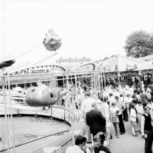 Schützen- und Volksfest: Veranstalter Heimatring und Ahrensburger Schützengilde: Platz an der Stormarnstraße: Karussells, Schießstand, Besucher