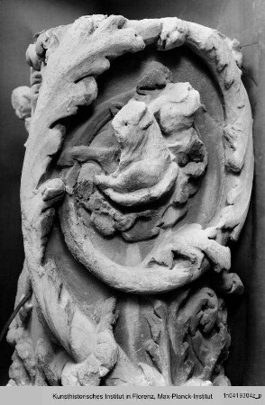 Fragment der südlichen Rankensäule vom Hauptportal des Domes