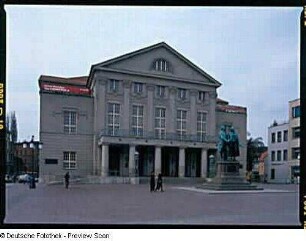 Weimar, Theaterplatz 2. Nationaltheater (1906-1907; J. Heilmann, M. Littmann) und Goethe-Schiller-Denkmal (1859; E. Rietschel)
