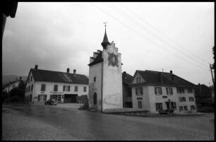 Courrendlin: kleiner Kirchturm [Uhrturm]