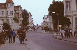Bansin. Karl-Marx-Straße mit Passanten