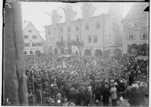 Fasnacht Sigmaringen 1935; Bräuteln vor dem Rathaus