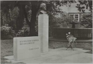 Pädagogische Hochschule "Clara Zetkin" Leipzig. Clara Zetkin-Denkmal von Prof. Walter Arnold