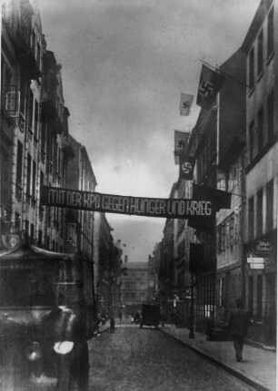 Hamburg-St. Georg. Wahlkampf zur Reichtagswahl im Januar 1933. Hakenkreuzfahnen aber auch Wahlspruchbänder der KPD bestimmen das Straßenbild in diesem Stadtteil