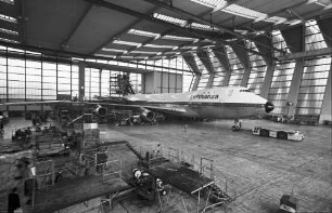 Frankfurt: Flughafen; DLH-Basis; Jumbo-Jets in der Flugzeughalle V