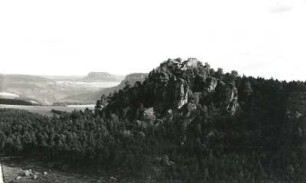Sächsische Schweiz. Kleiner Bärenstein. Ostsporn mit Berggasthaus. Blick nach Südsüdost gegen Pfaffendorf und Pfaffenstein