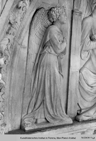 Markusportal : Thronende Madonna mit Kind zwischen zwei Engeln