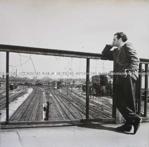 Anhalter Bahnhof, der Arbeitslose Eberhard Röwer auf der Monumentenbrücke