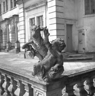 Putto mit Ziegenbock