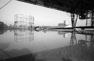 Freiburg: Spiegelung im Deckel eines Kessels, Hintergrund Gasometer