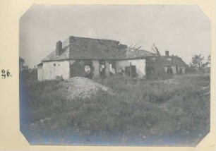 Foto von Häusern am Westrand von Ovillers(-la-Boisselle) mit Laufgraben davor