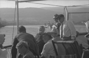 Persenbeug: Fahrgäste an Deck, Hintergrund Schiffe