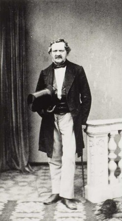 Porträt Hans Kriete (1800-1868; Schauspieler, Sänger). Albuminabzug auf Karton (Carte-de-visite mit Atelieraufdruck verso)