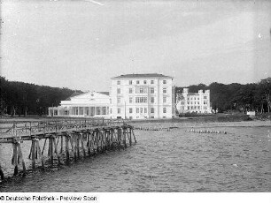 Kurhaus, Hotel Kurhaus und Haus Burg Hohenzollern : Blick von der Seebrücke zum Kurplatz mit Kurhaus (1814-1816; C. T. Severin), Hotel "Kurhaus" (1795-1796; J. C H. v. Seydewitz) und Haus "Burg Hohenzollern" (1843; G. A. Demmler)