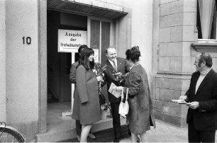 Ausgabe der Briefwahlunterlagen für den zweiten Wahlgang zur Oberbürgermeisterwahl am 26. April 1970 beim Städtischen Wahlamt