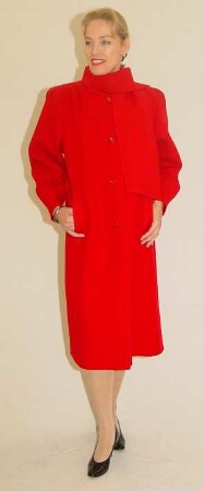 Roter Mantel mit passendem Schal, roter Satinbluse und schwarzem Lederrock
