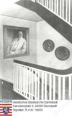 Darmstadt, Liebig-Museum (1944 zerstört) / Treppenhaus mit Porträt der Chemiker Fritz Haber (1868-1934) und Medaillons Adolph Frank (1834-1916) und Nikodem Caro (1871-1935)