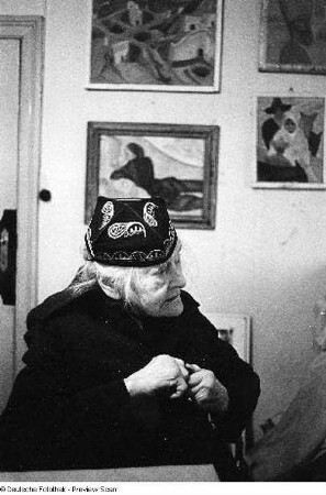 Die Malerin Charlotte E. Pauly in einem Ausstellungsraum (Galerie Berlin ?)