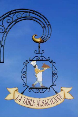 Frankreich. Alsace. Haut Rhin. Kaysersberg. Schild La Table Alsacienne