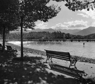 Klagenfurt am Wörthersee. Bank an der Seeuferpromenade