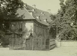 Dahlen, Schloss, westliche Vorgebäude mit Treppe zum Gutshof