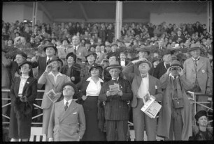 Hoppegarten: Rennpublikum auf Tribüne