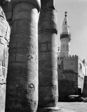 Luxor. Moschee Abu el-Haggag. Minarett von Nordwesten. Ansicht mit Säulen vom Hof Ramses II.