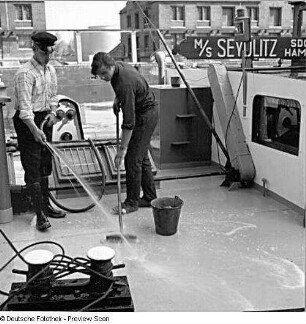 Berlin-Moabit, Turmstraße 57. Westhafen. Schiffer beim Reinigen des Decks vom Motorschiff "Seydlitz"