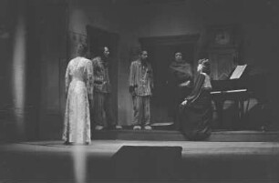 Szenenbilder aus dem Schwank "Ein Ruhetag" von Walentin Petrowitsch Katajew im Theater am Schiffbauerdamm Berlin