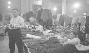 Selbstversenkung des Hochseepassagierdampfers "Columbus" am 19. Dezember 1939, Besatzungsangehörige im Internierungslager auf Ellis Island, im Schlafsaal in einfachen Feldbetten liegend