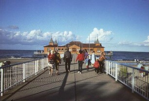 Ahlbeck. Seebrücke mit Schiffsanleger und Restaurant (um 1935 fertiggestellt). Ansicht mit Besuchern