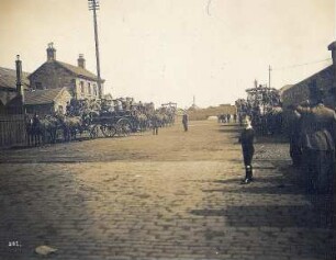Edinburgh, Schottland. Straßenbild mit Touristen der Hapag vor und auf vierspännigen Kutschen an einem Güterbahnhof (wohl in Hafennähe) vor einer Wagenfahrt durch die Stadt