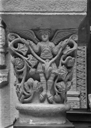 Clermont-Ferrand, Notre-Dame-du-Port, ost-südöstliches Chorsäulenkapitell, Engel in Weinranken