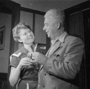 Feier mit Fritz Jensen und Fritz Schälike : Mann und Frau prosten sich zu