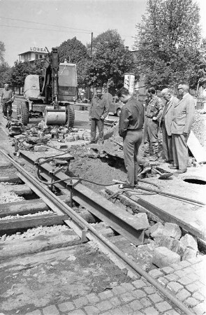 Wasserrohrbruch am Verteilerschacht der Wasserleitung Ecke Kaiserallee und Yorckstraße.