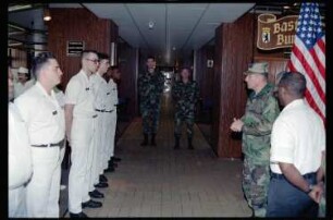 Fotografie: Auszeichnung der Kantine des 5th Battalion, 502nd Infantry Regiment der U.S. Army Berlin in Berlin-Lichterfelde