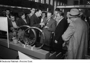 Besucher betrachten Exponate der Leipziger Herbstmesse 1954