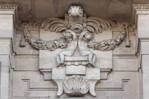 Konsolenschmuck mit sitzenden Amoretten — Konsolfigur