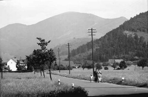 Staufen: Münstertalstraße mit Blick zum Belchen bei Staufen