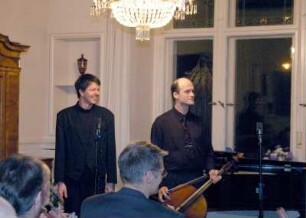 Soiree "Bertrand Roth und sein Dresdener-Musiksalon", die am 11. Januar 2004 in Roths schweizerischem Geburtsort Degersheim (Kanton St. Gallen) Premiere hatte; Stefan Eder (Pianist), Matthias Lorenz (Cellist)