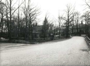 Medingen. Dorfstraße. Blick über Röder-Brücke zur ehemaligen Schneidemühle