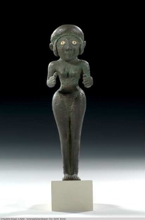 Statuette einer unbekleideten Frau mit Augeneinlagen