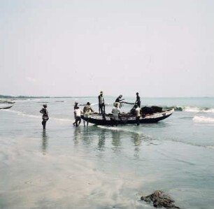 Winneba, Ghana. Fischerboot am Strand