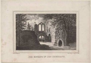 Vor dem Eingang in den Kreuzgang der Kloster- und Kirchenruine auf dem Oybin im Zittauer Gebirge