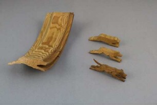 Hölzerner Spaltring in Hundeform und drei Hunde