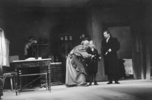 Szenenbilder aus "Der Biberpelz" von G. Hauptmann mit W. Gröhl, H. Hellmich, W. F. Richter (W. Richter-Reineck), F. Nowack, E. Mirek u.a. Maxim-Gorki-Theater, 17.09.1954