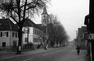 Norsingen: Dorfstraße mit Kirche