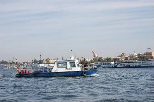 Luxor - Polizeiboot auf dem Nil : Polizeiboot auf dem Nil vor Luxor, aufgenommen 2006