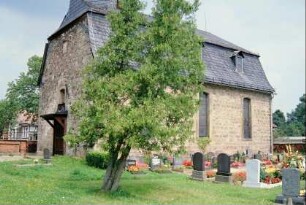 Kirche mit Eingangsbereich; Friedhof