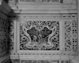 Altar mit Darstellung der Apotheose des heiligen Ignatius sowie der heiligen Stanislaus Kostka und Aloysius Gonzaga — Der Erzengel Michael und der heilige Georg bekämpfen einen Drachen